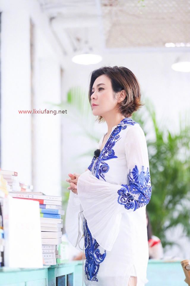 白色刺繡襯衫配短褲簡約優(yōu)雅，清爽舒適