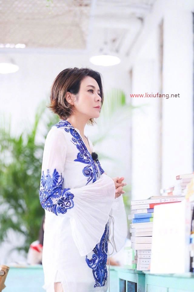 白色刺繡襯衫配短褲簡約優(yōu)雅，清爽舒適