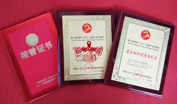 麗繡坊手繡彩金鳳旗袍榮獲美術(shù)金獎(jiǎng)