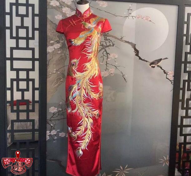 金獎(jiǎng)作品《手繡彩金鳳旗袍》