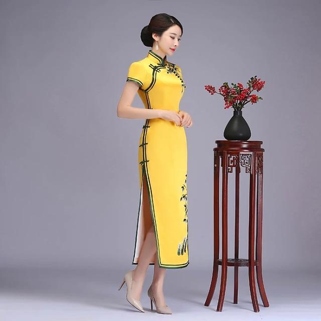 高級(jí)定制黃色水草繡花旗袍體現(xiàn)中國(guó)女人品味