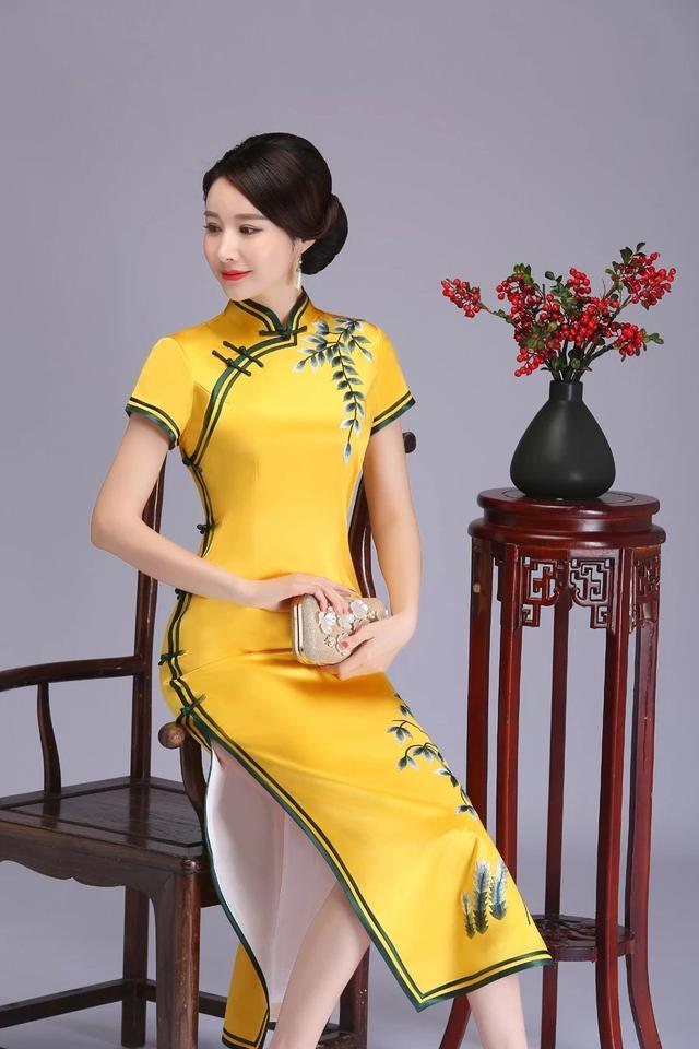 高級(jí)定制黃色水草繡花旗袍體現(xiàn)中國(guó)女人品味