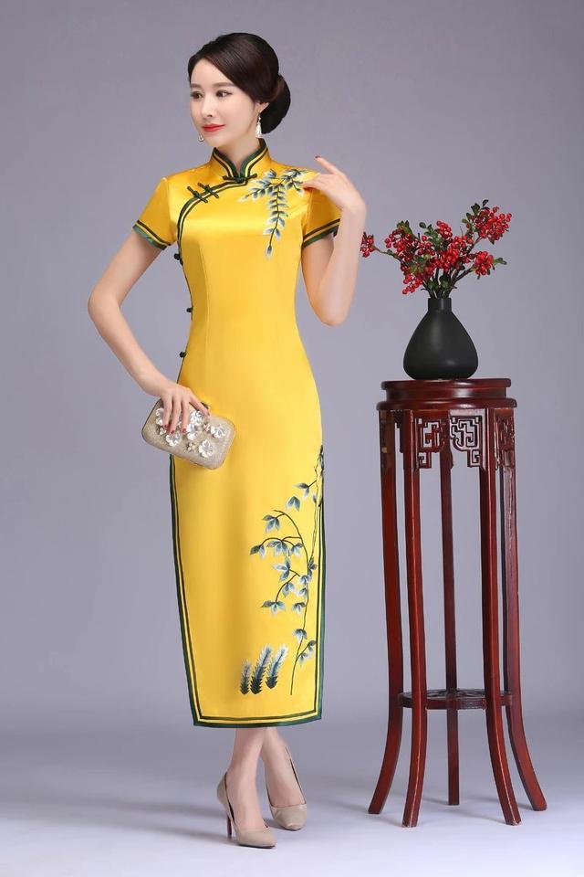 高級(jí)定制黃色水草繡花旗袍體現(xiàn)中國(guó)女人品味